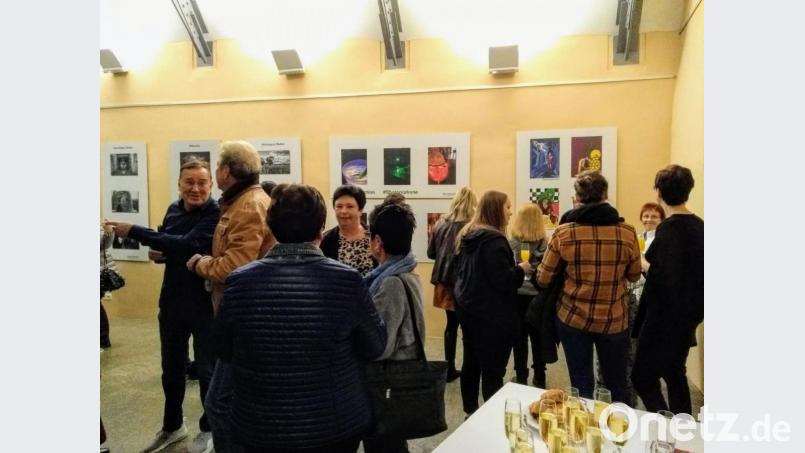 Die Werke der jungen Künstler regen zu Diskussionen unter den Besuchern der Vernissage an. Bild: prh