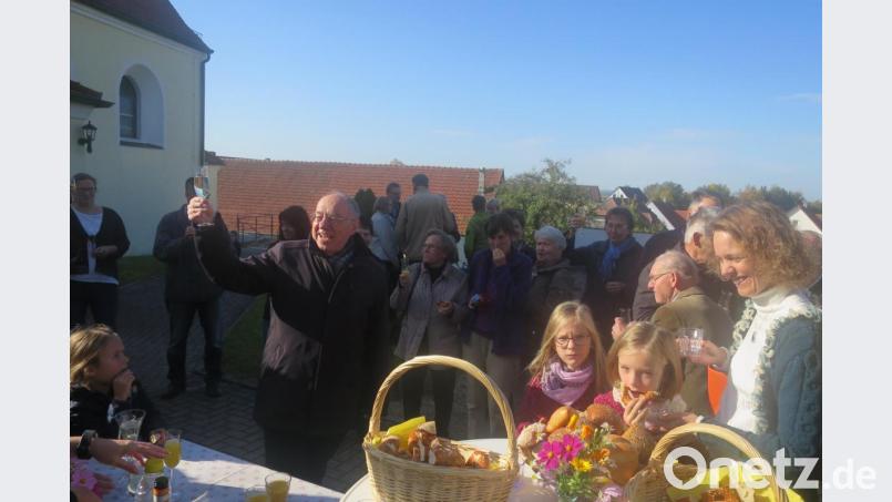 Stehempfang im Anschluß an den Gottesdienst Bild: Christine Schwarz