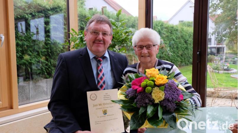 Bürgermeister Hans-Martin Schertl überbringt der Jubilarin Gitta Forster die Glückwünsche der Stadt. Bild: Stefanie Gradl