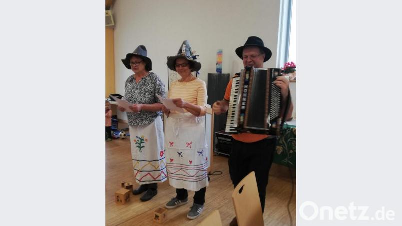 Musikalisch begleitet von Heinz Schmidt (rechts), beleuchteten Connie Olischer und Maria Streckenbach (von links) in 20 Reimen das Ortsgeschehen. Bild: hai