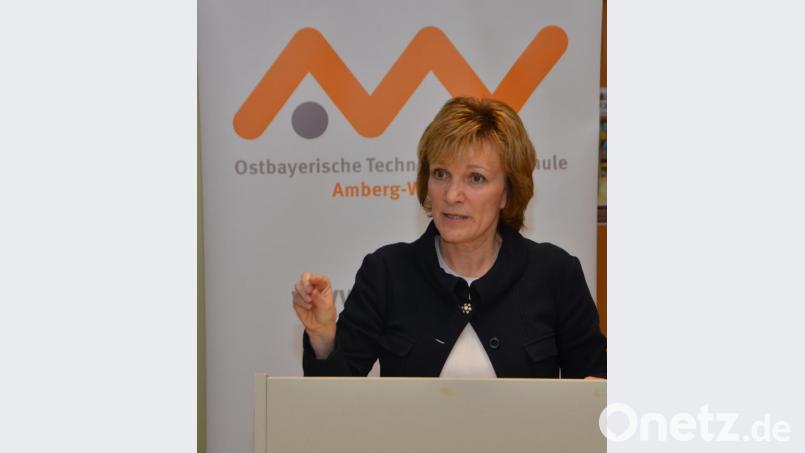 OTH-Vizepräsidentin Christiane Hellbach setzt sich mit der Digitalisierung in der Frauenberufswelt auseinander. Bild: dob