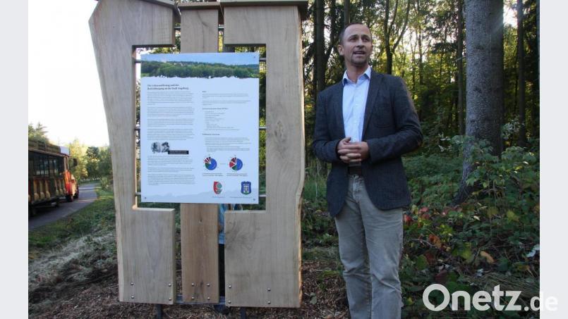 Die neuen Schautafeln auf Eichenholz erläuterten Erich Schraml und Revierförster Eckhard Deutschländer (Bild). Bild: wro