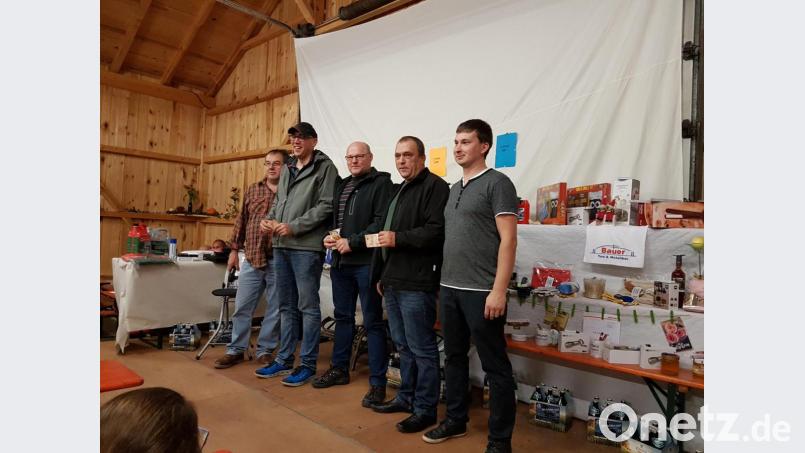 Im Bild (von links) Spielleiter Reinhold Stopfer, Florian Griesbeck, Stefan Kausler, Hubert Vogls und Feuerwehr-Vorsitzender Matthias Friedl. Bild: hzi