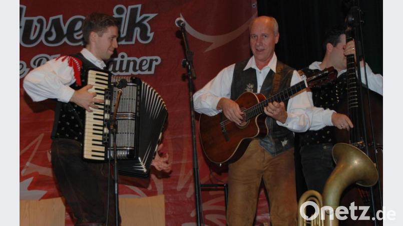 Vater und Sohn: Gregor Avsenik begleitete die junge Truppe bei einigen Stücken auf der Gitarre. Er brachte auch zwei seiner rund 50 Eigenkompositionen zu Gehör. Bild: Portner