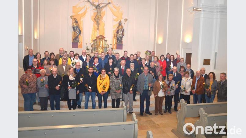 28 Jubelpaare begrüßt Pfarrer Georg Hartl (Dritter von rechts) zur Feier eines runden Ehejubiläums bei einem Festgottesdienst in der Emmeramskirche. Bild: fjo
