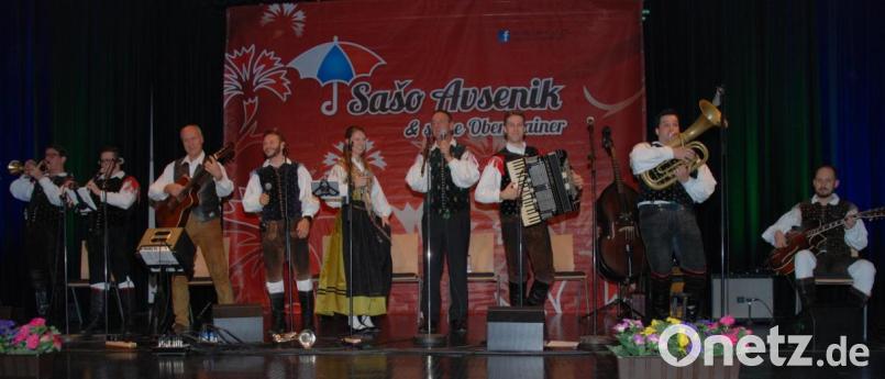 Saso Avsenik (Dritter von rechts) mit seinen Oberkrainern. Bei den Zugaben waren auch Vater Gregor (Dritter von links) und Moderator Hubi (Mitte) mit auf der Bühne. Bild: Portner