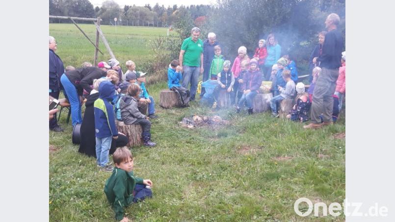 Alle versammeln sich um das Lagerfeuer, um endlich die Erdäpfel aus dem Feuer und der Glut zu holen. Bild: rpp