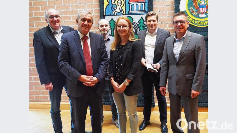 Den Fachtag Fachkräftezuwanderung bereiten vor (von links): HWK-Betriebsberater Peter Biersack, Oberbürgermeister Kurt Seggewiß, Bildungskoordinatoren Kevin Fischer und Tina Vetter, Wirtschaftsförderer
Nicolas Lahovnik und Arbeitsagenturchef Thomas Würdinger. Bild: Bühner