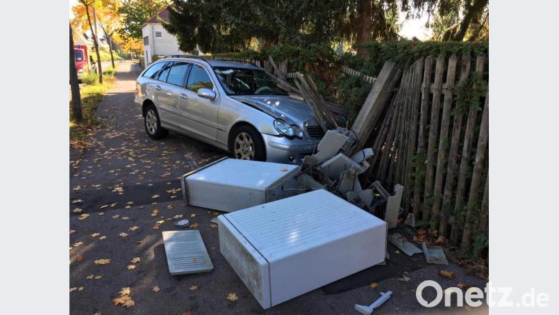 Der Unfallfahrer krachte gegen den Zaun des Katharinenfriedhofs und beschädigte dabei auch zwei Telefonverteilerkästen. Bild: Petra Hartl