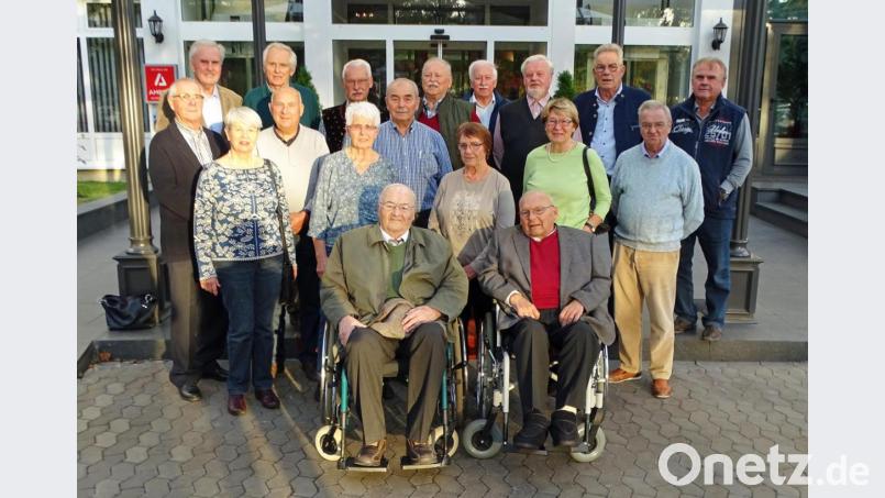 Lehrer Georg Schwarzfischer (vorne, links) lässt sich auch mit 91 Jahren das Klassentreffen nach 60 Jahren nicht entgehen. Bild: Dobmeier
