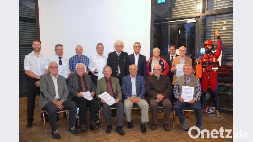 Besonders die Gründungsmitglieder standen im Mittelpunkt der Ehrungen: Unser Bild zeigt die Geehrten, ausgenommen Jürgen Schelzke, der zu diesem Zeitpunkt verhindert war.
 (sitzend von links) Josef Hecht, Klaus Schneider, Hans-Jürgen Herrmann, Heinrich Schreglmann, Herbert Fischer, Robert Wenning, (stehend von links) Vorsitzender Michael Siebenweiber, Günther Strobel, Andreas Kastner, Thomas Hauck, Landrat Wolfgang Lippert, Bürgermeister Werner Nickl, Konrad Keller, Robert Wolfrum und Hans Müller. Bild: bkr