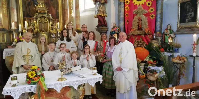 Dank für zehn Jahre Wirken im Kuratbenefizium Paulsdorf (von rechts): Pfarrer Ludwig Gradl, Benefizumsratssprecherin Christine Schwarz, Mesnerin Frieda Heldmann, Kirchenpflegerin Steffi Poeplau sowie (ganz links) Pfarrer Bruno Todt. Bild: Christine Schwarz