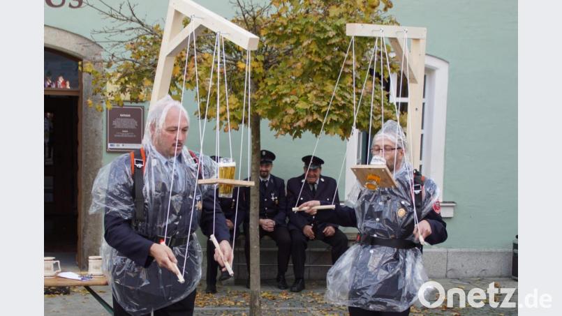 Kein einfaches Prozedere für Gerold Stoiber (links) und Josef Liegl: wie Marionettenfiguren mussten die Gläser geschickt geführt werden, um daraus trinken zu können. Bild: mmj