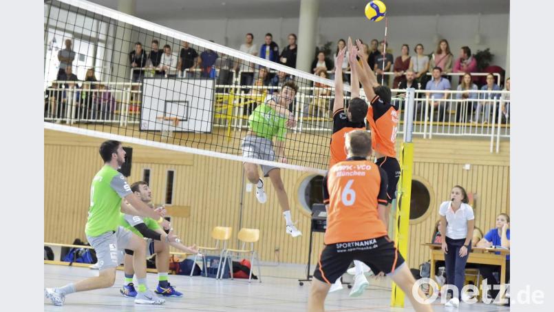 Mit einem wuchtigen Schmetterball holt der junge Außenangreifer Julian Zoll (rechts hinten) einen Punkt für den VC Amberg. Bild: Ziegler