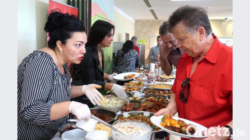 Der türkisch-islamische Kulturverein hatte ein reichhaltiges Büffet angerichtet. Besonders gefragt waren die gefüllten Maultaschen &quot;Manti&quot;. Bild: Hirsch