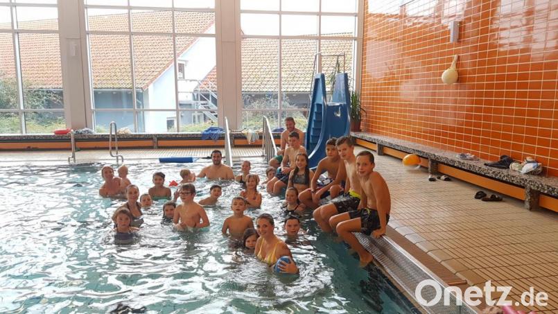 Auch der Besuch im Schwimmbad stand auf dem Programm. Die Wölflinge und Jungpfadfinder besuchten das Hallenbad in Moosbach. Die größeren genossen die Zeit im Haus und planten den Bunten Abend. Bild: wrm