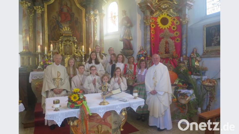 Von rechts Pfarrer Gradl, Benefizumratssprecherin Christine Schwarz, Mesnerin Frieda Heldmann, Kirchenpflegerin Steffi Poeplau, ganz links Pfarrer Bruno Todt. Bild: Christine Schwarz