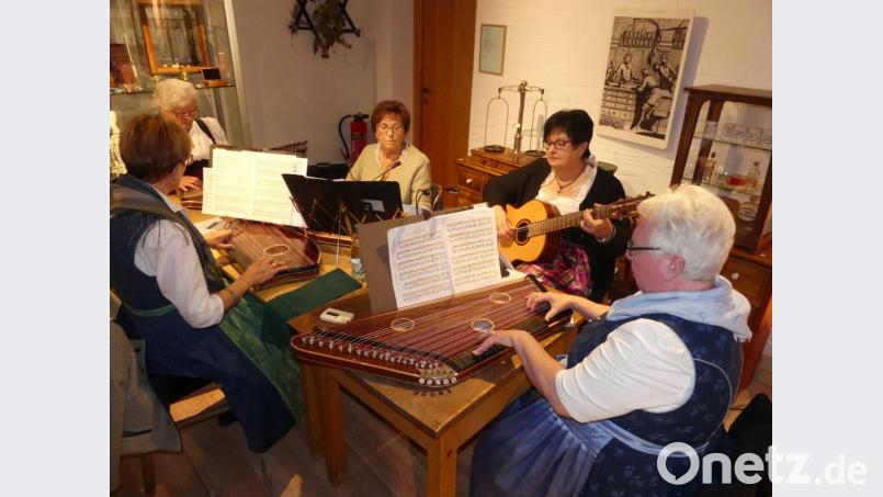 Das Sextett &quot;Saitnmusi Dreistädteviereck&quot; setzt beim Taubnschuster musikalische Akzente. Bild: rn