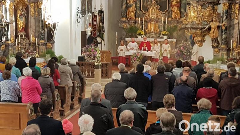 Pfarrer Josef Most feiert mit den Gläubigen in der voll besetzten Wieskirche das Übersetzungsfest. Er dankt allen, die das ganze Jahr über mithelfen, dass die Wallfahrt aufrechterhalten werden kann. Bild: gi