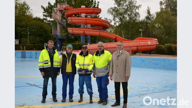 Werkleiter Thomas Kraus (von links) mit seinem Team Michaela Schultes, Torsten Steinbach und Erwin Haselbauer sowie Bürgermeister Franz Stahl beim vor-Ort-Termin zum Saisonabschluss. Bild: Susanne Forster