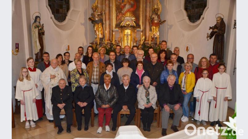 17 Ehepaare feiern in diesem Jahr in der Pfarrei Roggenstein ein Jubiläum. Bemerkenswert sind Karl und Hildegard Kammerer (65 Jahre), Gertraud und Otto Pelzl (60 Jahre) und Sieglinde und Hans Krug, die goldene Hochzeite feierten (vorne, von links). Pfarrer Gerhard Schmidt (links) hob den hohen Stellenwert einer Ehe in der Gesellschaft hervor. Bild: dob