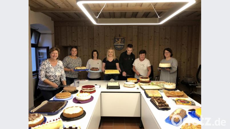 Ein vielfältiges Kuchenangebot präsentierten die Heimatfestbotschafter beim Kuchentütenverkauf. Bild: gz