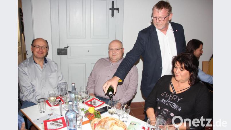 Winzer Michael Röhm (Mitte) aus Thüngersheim in Unterfranken beim Ausschenken des Weines. Er stellte im Museumsquartier fünf verschiedene fair gehandelte Weine etwa aus Südafrika, Chile oder Argentinien vor. Bild: kro