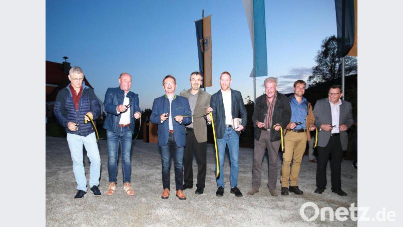Nicht fehlen durfte der symbolische Banddurchschnitt. Auf dem Bild (von links) Bauoberrat Horst Wiesinger (Amt für ländliche Entwicklung), Firmenchef Alexander Dumler, Bürgermeister Hans Donko, die Pfarrer Martin Besold und Christoph Zeh, Landschaftsarchitekt Albrecht Strohn, Punzmann-Geschäftsführer Josef Roth und Stadtrat Rolf Hanauer. Bild: njn