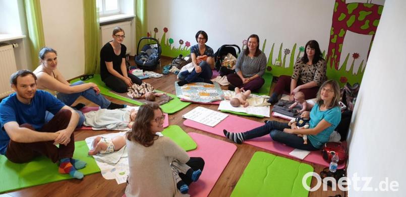 In lockerer Atmosphäre zeigte Kursleiterin Andrea Kick (rechts) den Müttern und Vätern Spiele und wichtige Bewegungsübungen für ihre Babys. Bild: jzk