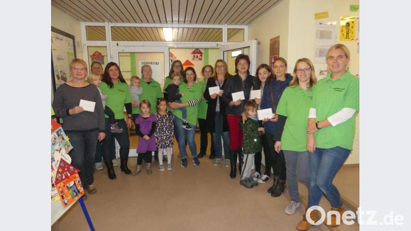 Die "grüne Truppe" verteilt den Markterlös von 1500 Euro. Bild: rn