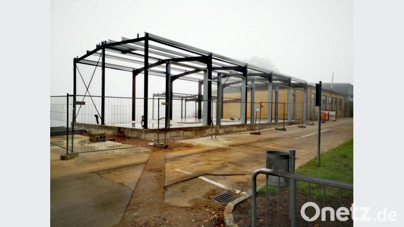 Die Stahlkonstruktion für eine neue Kfz-Werkstatt bei der Außenstelle der Berufsschule in Nabburg steht bereits. Nächstes Jahr kann die Werkstatt voraussichtlich in Betrieb genommen werden. Bild: Thomas Dobler