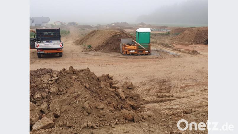 Auf Hochtouren laufen derzeit die Erschließungsarbeiten im Baugebiet „Schmidgaden West IV“: Der Gemeinderat sprach sich dafür aus, dort neben einem Wiesenstreifen samt Weg auch Fitnessgeräte aufzustellen und einen Spielplatz zu bauen. Bild: Tietz