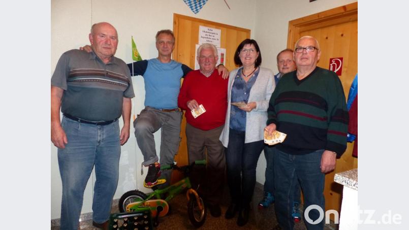 Gabi Frischmann freute sich sehr über die 250 Euro. Ludwig Scheurer (Zweiter von links) darf das Kinderfahrrad mit nach Hause nehmen, Alfons Zeiler (links) durfte einen Kasten Bier mit nach Hause nehmen Bild: hme