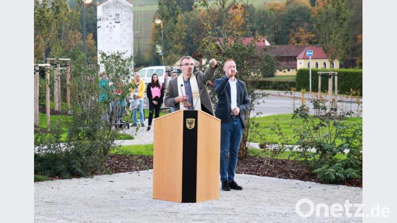 (von links) Pfarrer Martin Besold und Pfarrer Christoph Zeh bei der Segnung der Anlage. Bild: njn