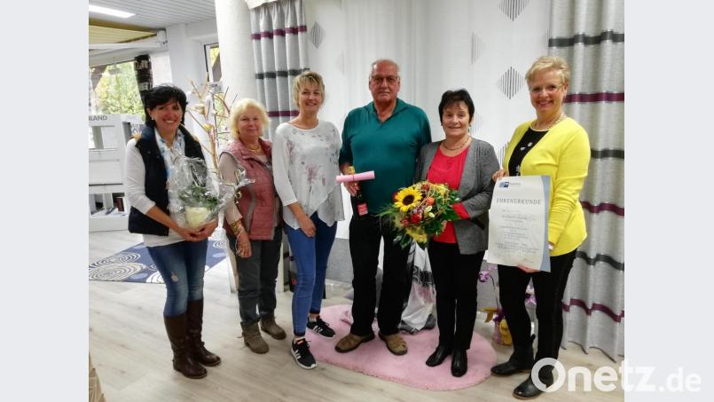 Firmenchef Joachim Fröhlich, Kerstin Müller-Fröhlich und Elisabeth Fröhlich (Vierter bis Zweit von links) sowie Alexandra Fröhlich-Mosch (rechts) und Heidi Lautner (links) lassen Betriebsjubilarin Waltraud Frank hochleben. Bild: fra