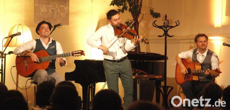 Musik und Geschichten aus aller Welt präsentierte das "Trio Cobario" am Samstag in der Spitalkirche. Bild: Hirsch