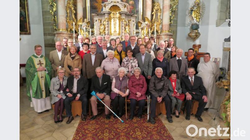 Nach dem Ehejubiläumsgottesdienst gratulierten Pfarrer Thomas Kraus (links) und Gemeindereferent Jochen Gößl (rechts) den Jubelpaaren. Bild: jzk