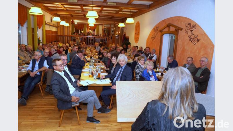 Kaum mehr Platz im Saal des Landgasthofes „Goldener Engel“. Nur beim Fasching sind so viele Menschen hier, meinte Vorsitzender Lippert. Bild: bkr