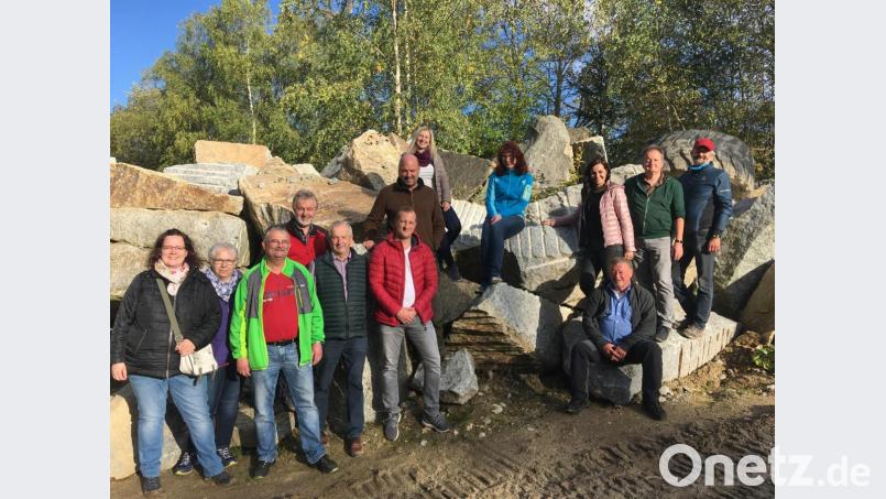 Bei der Führung dabei waren (von links) Ingrid Haberkorn, Andrea Fachtan, Günther Fachtan, Gerhard Kuchenreuther, Willibald Reindl, Tim Hofmann, Wolfgang Schultes, Tanja Mai, Monika Greger, Margit Bayer, Peter Brüchner, Thomas Frischholz und Helmut Härtl. Bild: Mario Rabenbauer/exb