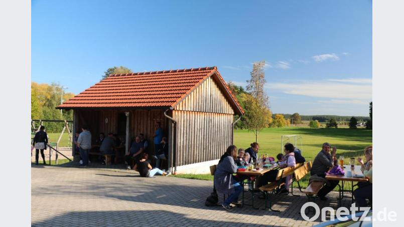 Den Kirwasonntag genossen viele Unterbrucker und Gäste im Freien, hatte doch Petrus für sie Kaiserwetter bereitgestellt. Bild: rpp