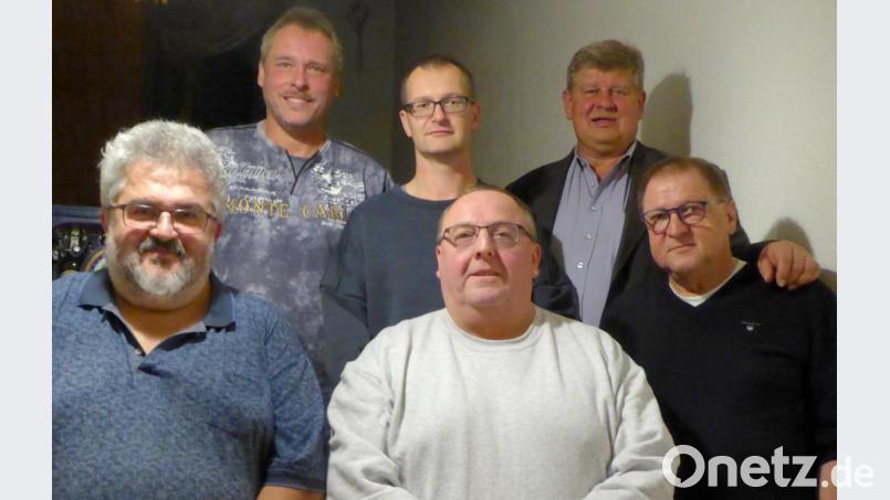 Die bewährte Vorstandschaft wurde in ihren Ämtern bestätigt: 1. Vorsitzender Thomas Lehner (vorne, Mitte) mit seinen Kassenrevisoren Friedrich Beutner und Helmut Dietl sowie (hinten von links) Stellvertreter Michael Böhm und Kassier Tobias Paulus mit Wahlleiter Martin Schregelmann. Bild: Schönberger, Ferdinand [fsb]