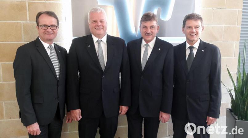 Die Vorstände Dieter Paintner (links) und Andreas Reindl (rechts) heißen den neuen Aufsichtsratsvorsitzenden Georg Wittmann (Zweiter von rechts) im Amt willkommen. Gleiches gilt für Wittmanns neuen Stellvertreter Bernhard Schöppl (Zweiter von links). Bild: Volksbank-Raiffeisenbank Amberg eG/exb