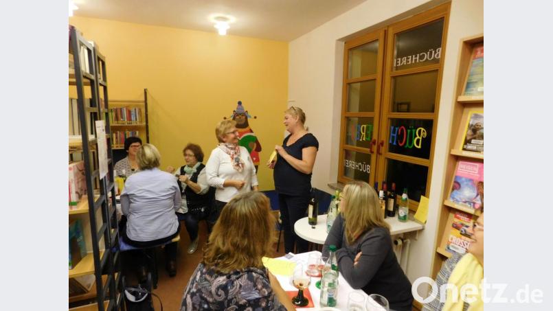 Sogar der Bücherbär im Hintergrund freut sich über die Spende, welche Frauenbund-Vorsitzende Irmi Schönberger (rechts) an Christine Sauer vom Pfarrbücherei-Team überreicht. Bild: exb