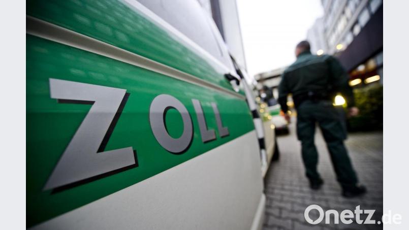 Der Zoll hat auf der A6 kontrolliert. Zwischen Nabburg und Schmidgaden staute sich der Verkehr kilometerweit. Bild: Nicolas Armer/dpa