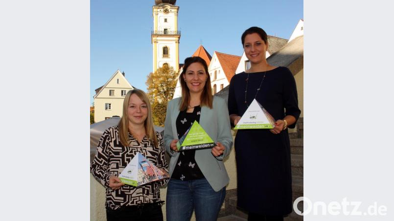 Die Hashtag-Kampagne des Stadtmarketings Weiden haben sich Leiterin Andrea Schild-Janker (rechts), Claudia Bunk (Mitte) und Lisa Völkl überlegt. Bild: R. Kreuzer