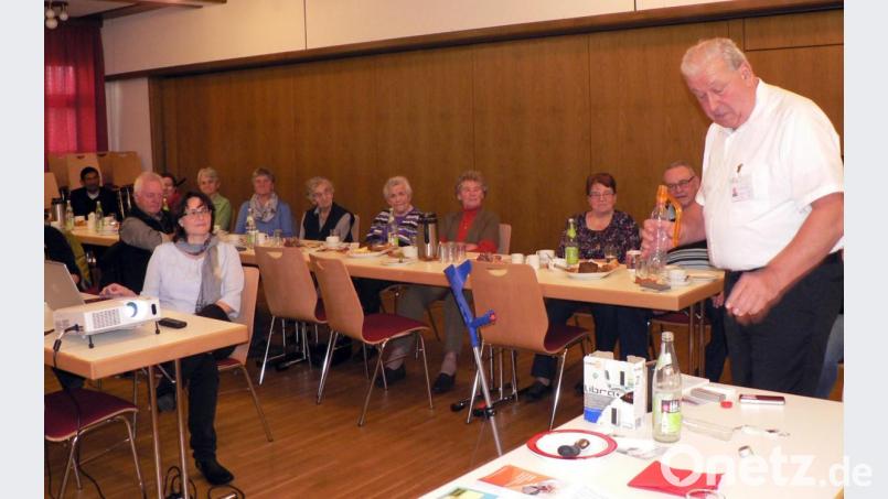 Eine dem Alter und der Lebenssituation angepasste Wohnung ist eine wichtige Voraussetzung, um Selbstständigkeit und Mobilität zu gewährleisten. Zu diesem Thema spricht der ehrenamtliche Wohnberater Eberhard Besold (rechts) beim Seniorenkreis. Bild: lep