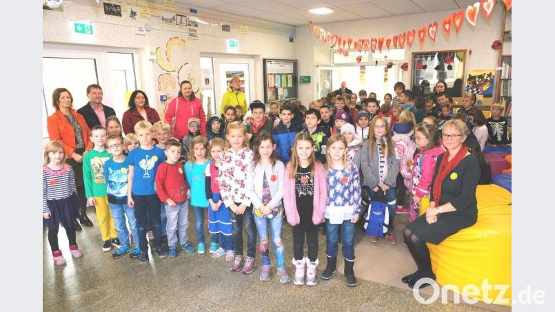 Begleitet von Schulleiterin Gabriele Bodner am Piano begrüßen die Speinsharter Schulkinder die Buben und Mädchen der Partnerschule aus dem tschechischen Tepl mit einem &quot;Dobry den&quot;. Bild: do