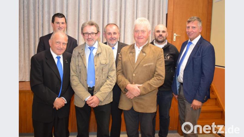 Seit 40 Jahren gehört der Mesner Günter Danzl (Dritter von links)und seit 25 Jahren der Organist und Chorleiter Mathias Zenger (Dritter von rechts) der MMC Trausnitz/Hohentreswitz an. Zur Ehrung gratulierten von links: Zentralpräses Pater Josef Schwemmer, Bürgermeister Martin Schwandner, Ortsobmann Thomas Klar, Pfarrer Hans Spitzhirn und Präfekt Hermann Oswald. Bild: bnr