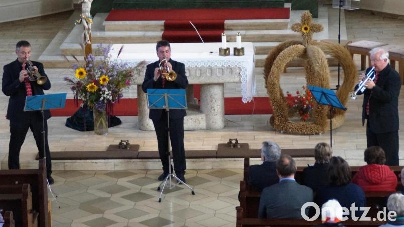 Das Publikum in der Stadtpfarrkirche erlebte ein besonderes Konzert. Hier spielten die drei Ausnahmetrompeter Bernhard Peschl, Mathias Achatz und Paul Windschüttl (von links) die &quot;Fanfare for St. Edmundsbury&quot; von Benjamin Britten. Bild: weu
