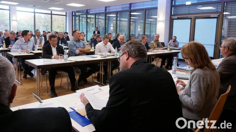 Den Verantwortlichen war schon vor der jüngsten Stadtratssitzung klar, dass die Gebühren-Erlasse beim Straßenausbau nicht nur heißt diskutiert werden, sondern auch etliche Bürger interessieren. Deshalb fand die Sitzung am Montag im Konrad-Max-Kunz-Saal statt, der mehr Zuhörer fasst, als das Rathaus. Bild: Christopher Dotzler